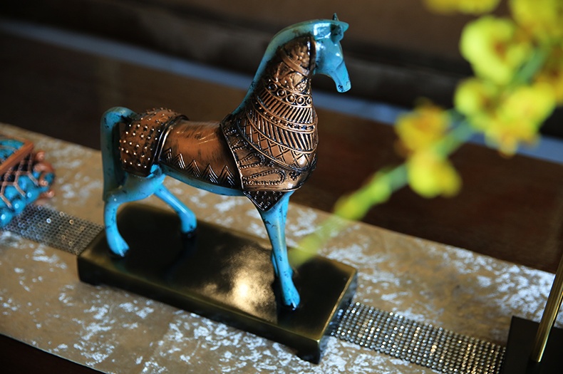 威風(fēng)凜凜，鎧甲鐵騎馬型鐵藝工藝品