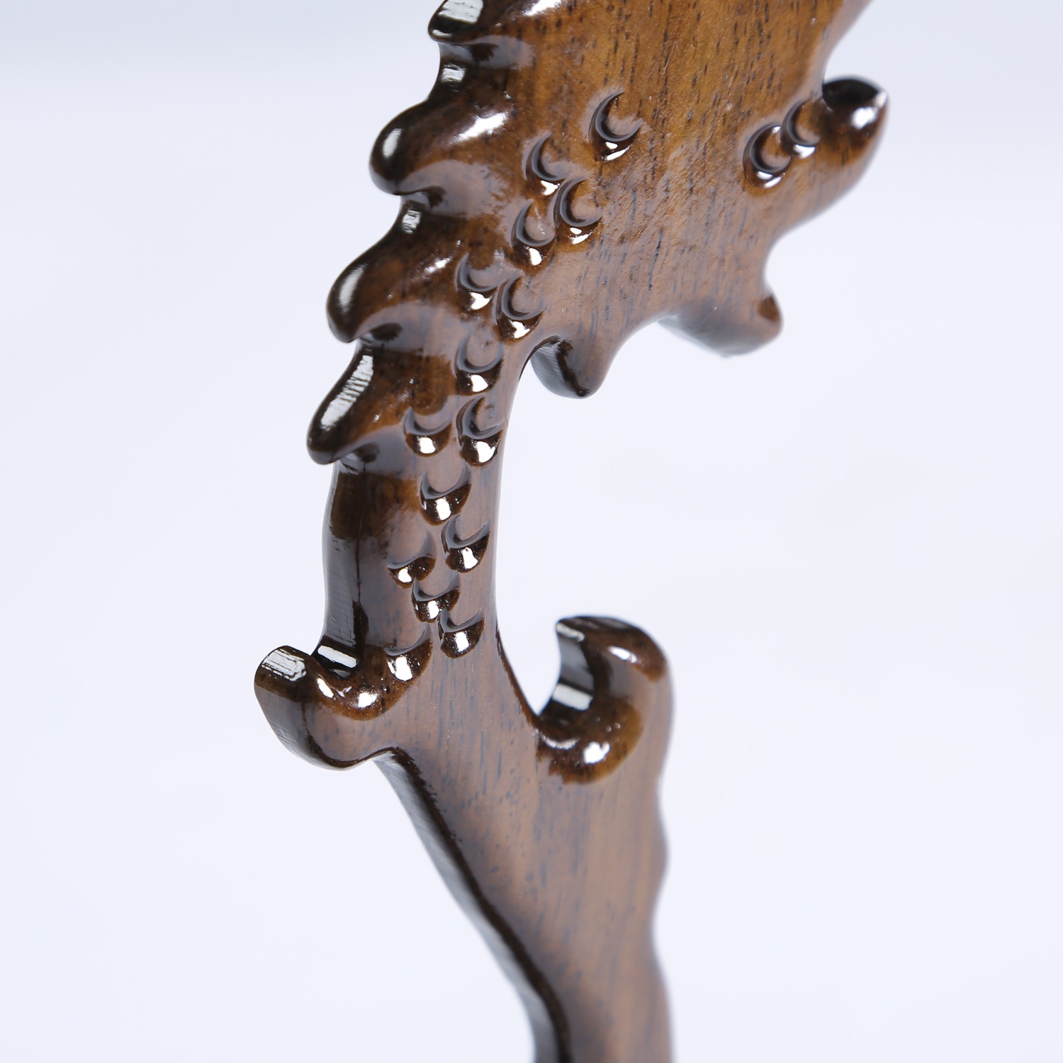 龍頭玉架木雕，細膩精致木雕