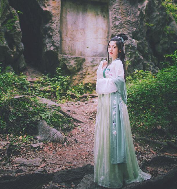 刺繡對(duì)襟齊胸襦裙，清新淡雅漢服