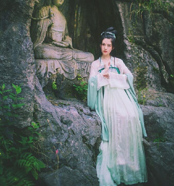 刺繡對(duì)襟齊胸襦裙，清新淡雅漢服