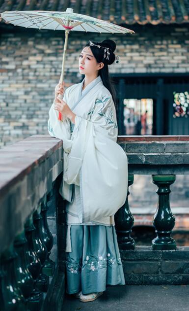 繡花漢服雙繞曲裾，雪紡大袖齊腰襦裙