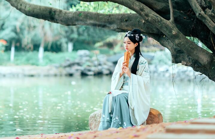 繡花漢服雙繞曲裾，雪紡大袖齊腰襦裙