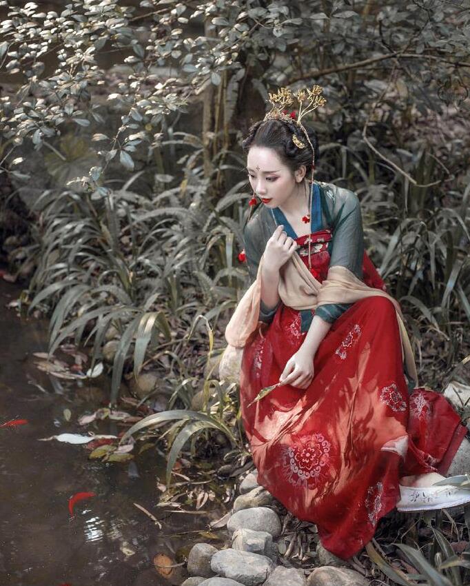 齊胸繡花襦裙對襟漢服，刺繡紅色印花漢服圖片