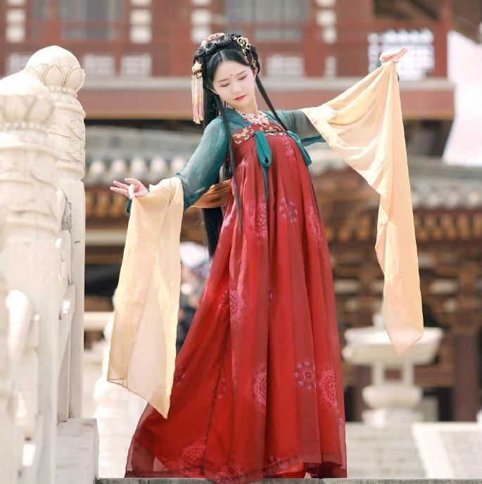 齊胸繡花襦裙對襟漢服，刺繡紅色印花漢服圖片