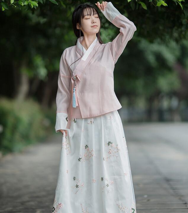 復(fù)古漢元素繡花漢服，交領(lǐng)漢服美女圖片