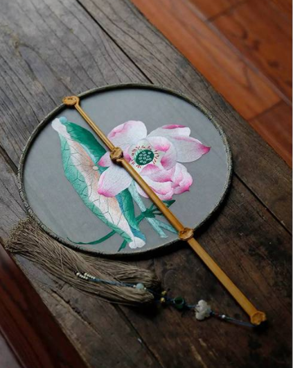 匠心啟航閱讀古典復(fù)古團(tuán)扇，繡花宮扇刺繡團(tuán)扇