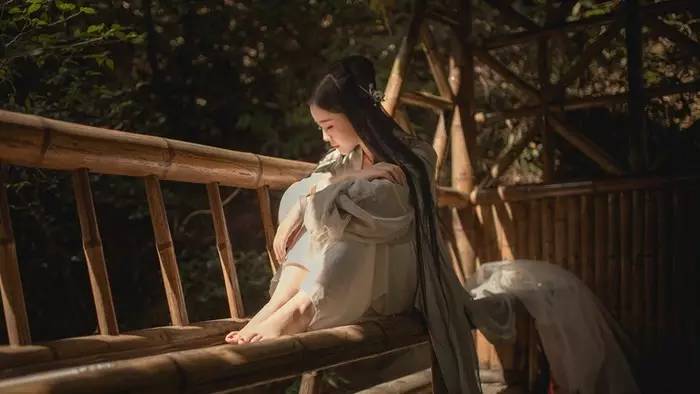 華裳佳人，著漢服踏春而行