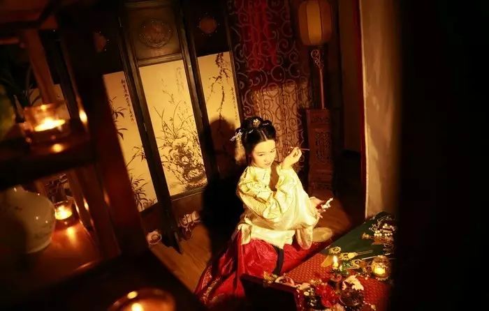 華裳佳人，著漢服踏春而行