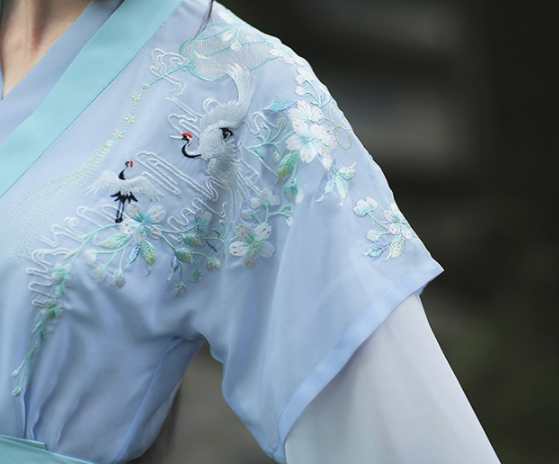 淺交領(lǐng)半臂雙鶴刺繡，改良漢服襦裙