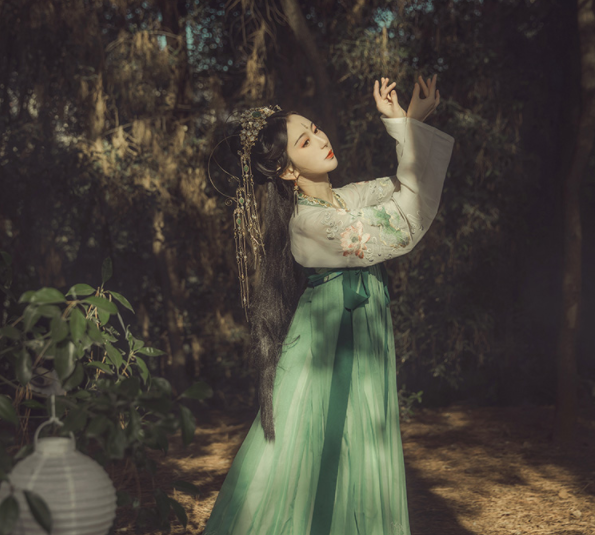 齊胸襦裙?jié)h服，仙女蓮花荷葉刺繡裙