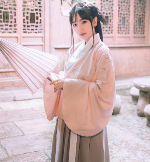 傳統(tǒng)漢服雙層交領襖裙襦裙繡花