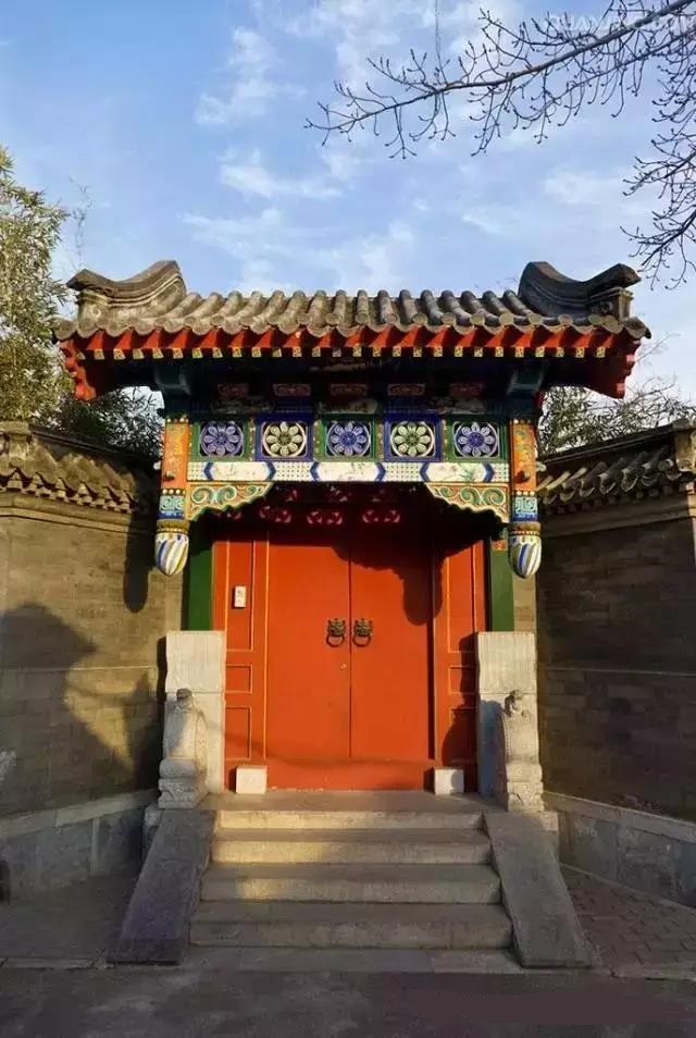 見(jiàn)證歷史滄桑風(fēng)雨的古老大門