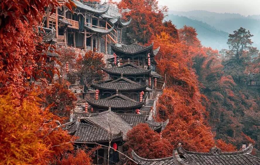 一座掛在瀑布上的古鎮(zhèn)，水靈地靈芙蓉鎮(zhèn)