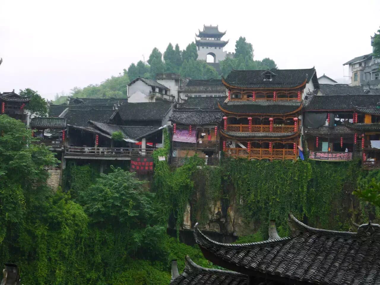 一座掛在瀑布上的古鎮(zhèn)，水靈地靈芙蓉鎮(zhèn)