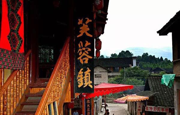 一座掛在瀑布上的古鎮(zhèn)，水靈地靈芙蓉鎮(zhèn)