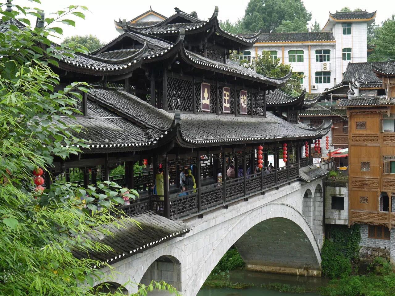 一座掛在瀑布上的古鎮(zhèn)，水靈地靈芙蓉鎮(zhèn)