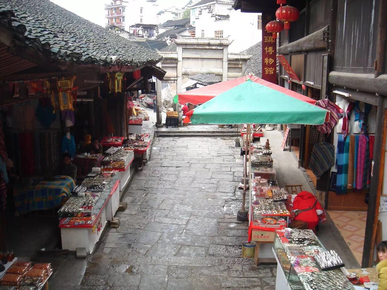 一座掛在瀑布上的古鎮(zhèn)，水靈地靈芙蓉鎮(zhèn)