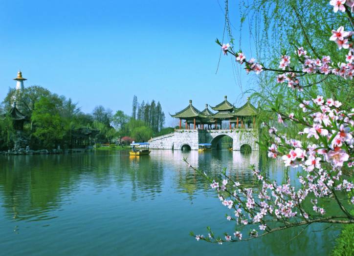 踏青尋色，春風(fēng)十里不如你