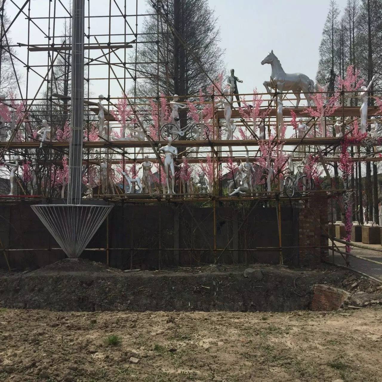 古鎮(zhèn)之外的新場，或許更有新意