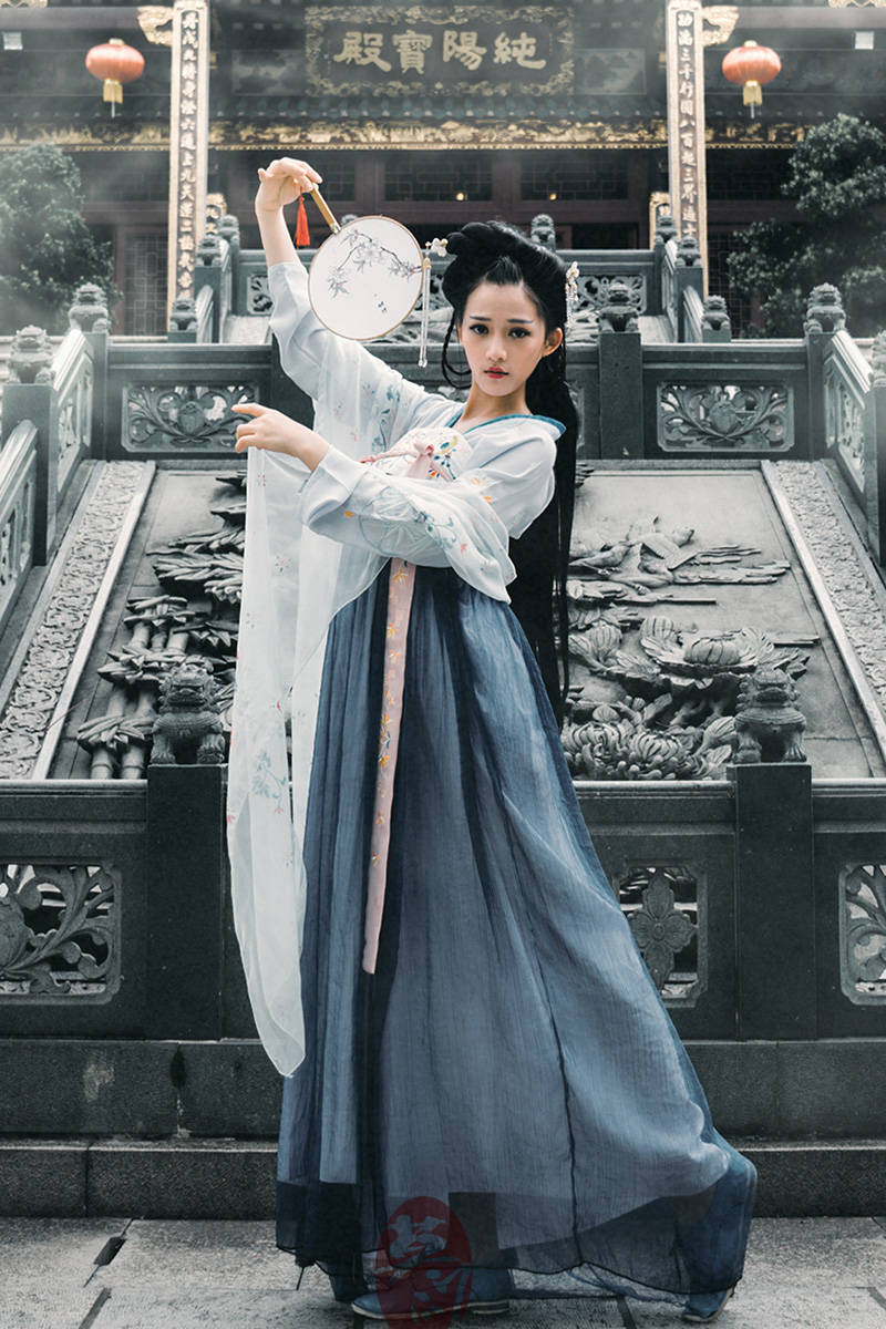 齊胸古風(fēng)繡花裙?jié)h服，清新淡雅漢服圖片