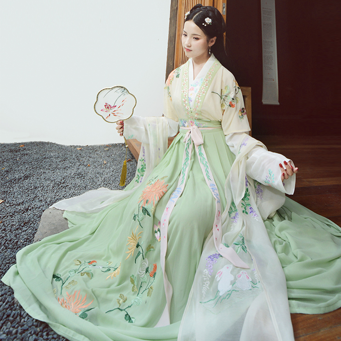 淺色交領(lǐng)半臂漢服，清風(fēng)拂面若縹緲如仙漢服