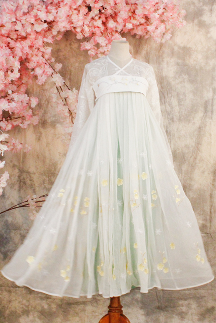 精美繡花漢服，端莊大氣漢服