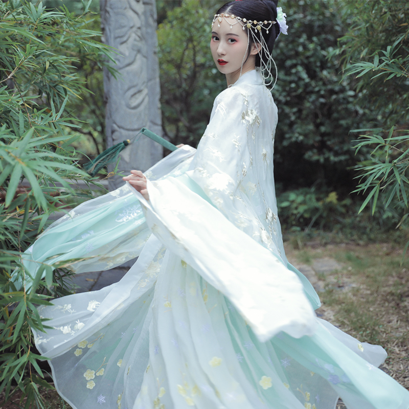 精美繡花漢服，端莊大氣漢服
