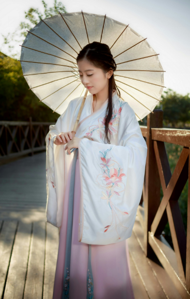 襦裙齊胸古裝漢服，給你帶來優(yōu)雅的美