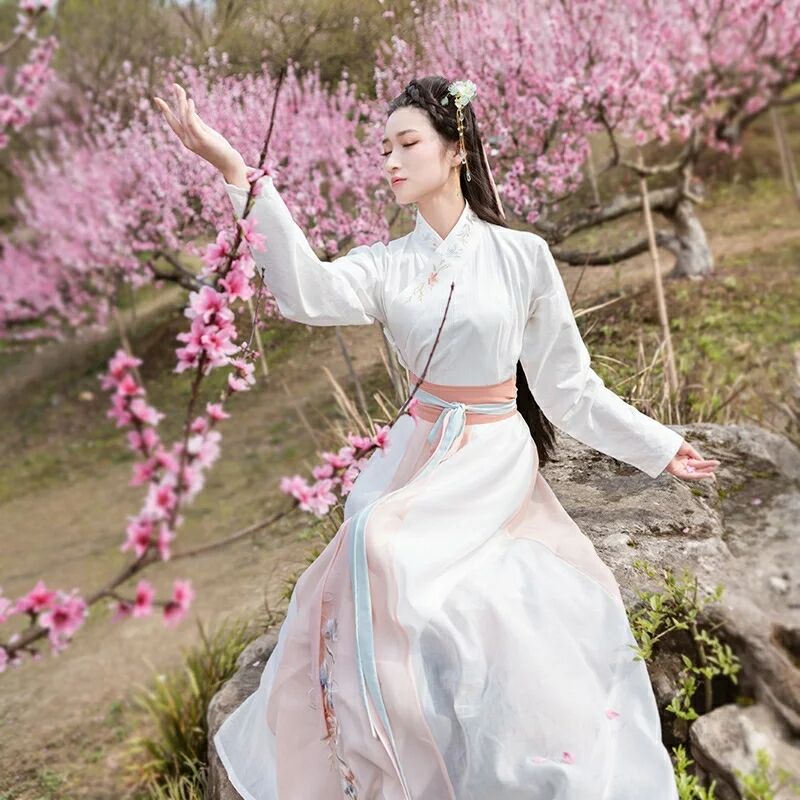 仙女縹緲漢服，且看韶華傾負