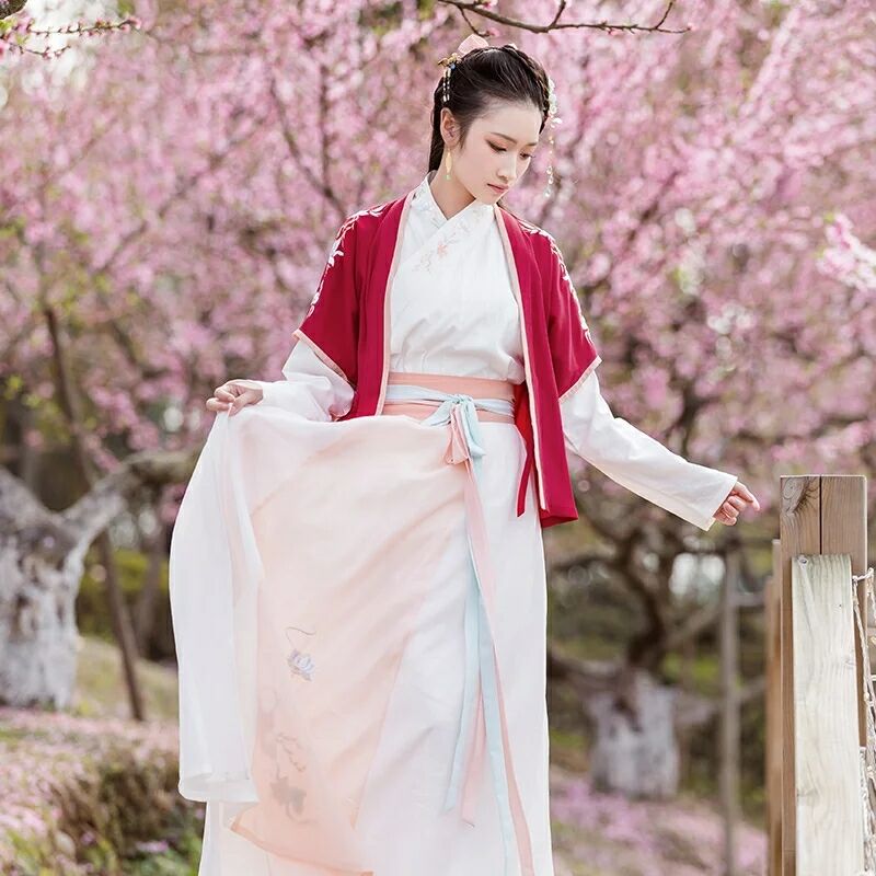 仙女縹緲漢服，且看韶華傾負