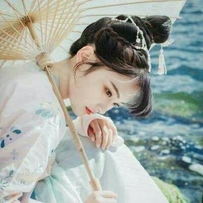 紅妝帶傘女生頭像，唯美古風(fēng)真人頭像