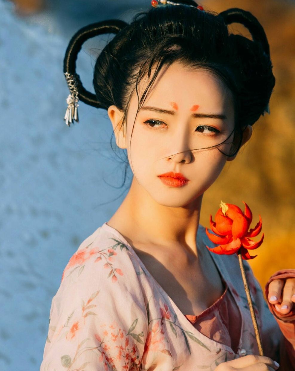 紅妝帶傘女生頭像，唯美古風(fēng)真人頭像