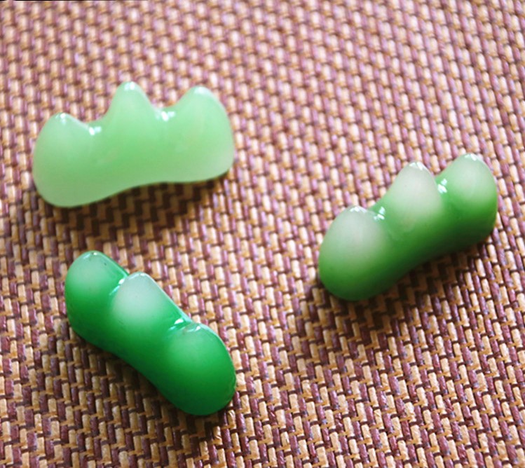 玉質筆架，精美的山形筆擱