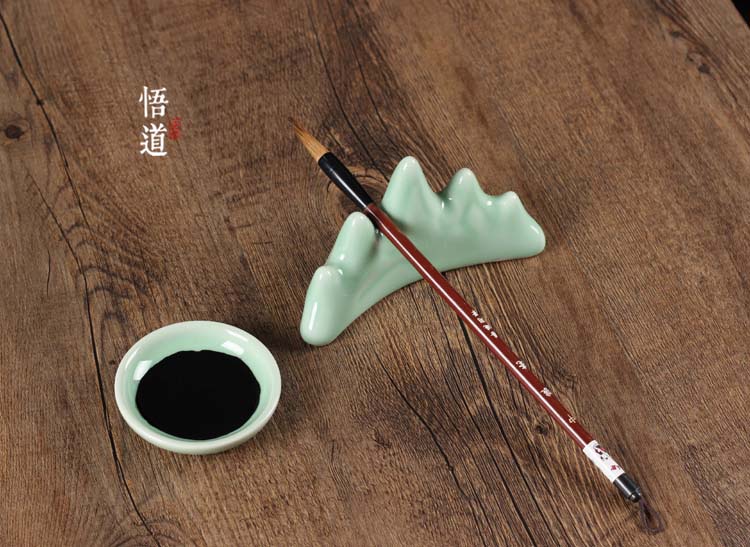 玉質筆架，精美的山形筆擱