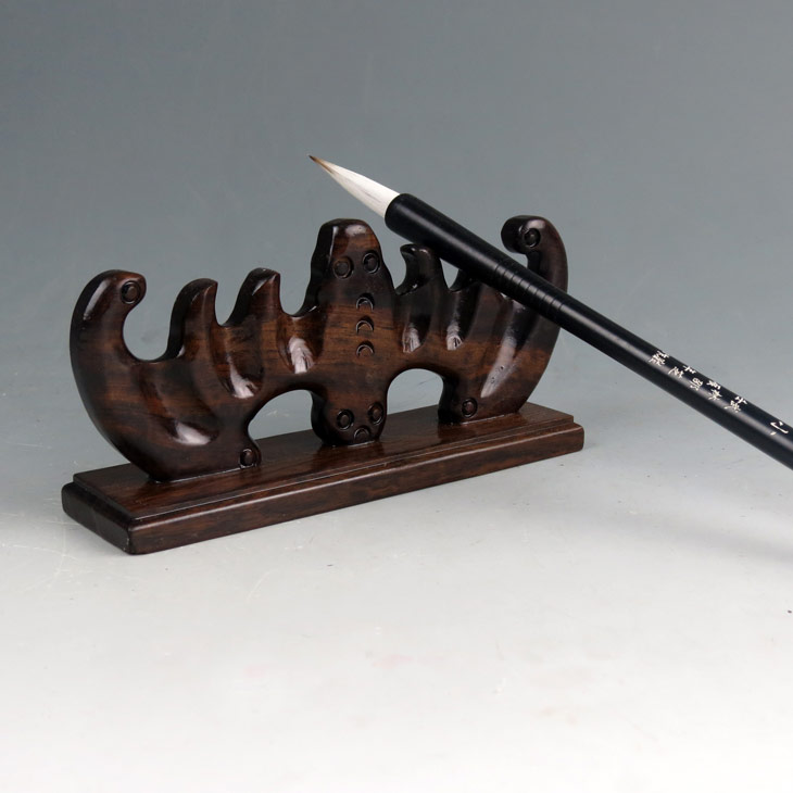 雞翅木精工細作，大蝙蝠筆架