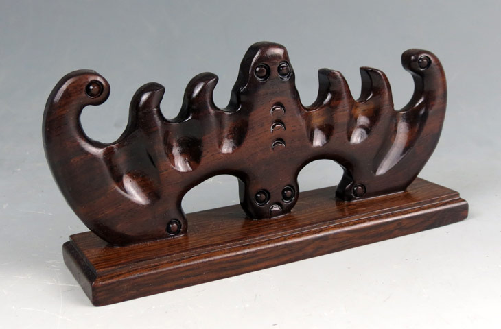 雞翅木精工細作，大蝙蝠筆架