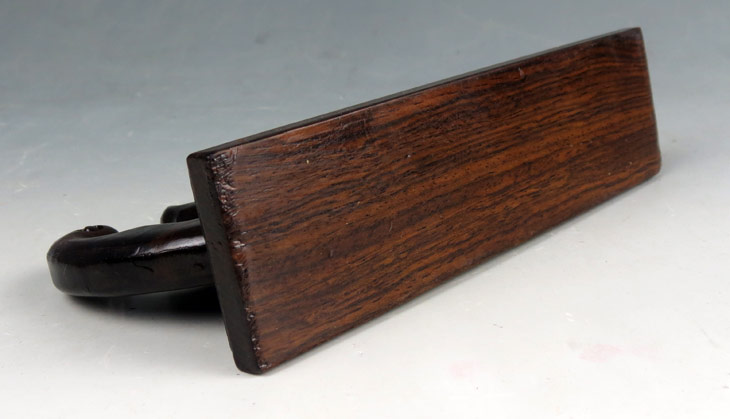 雞翅木精工細作，大蝙蝠筆架