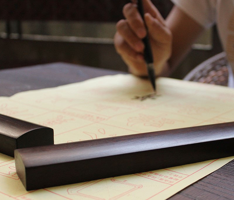 一尺鎮(zhèn)紙，翰墨飄香