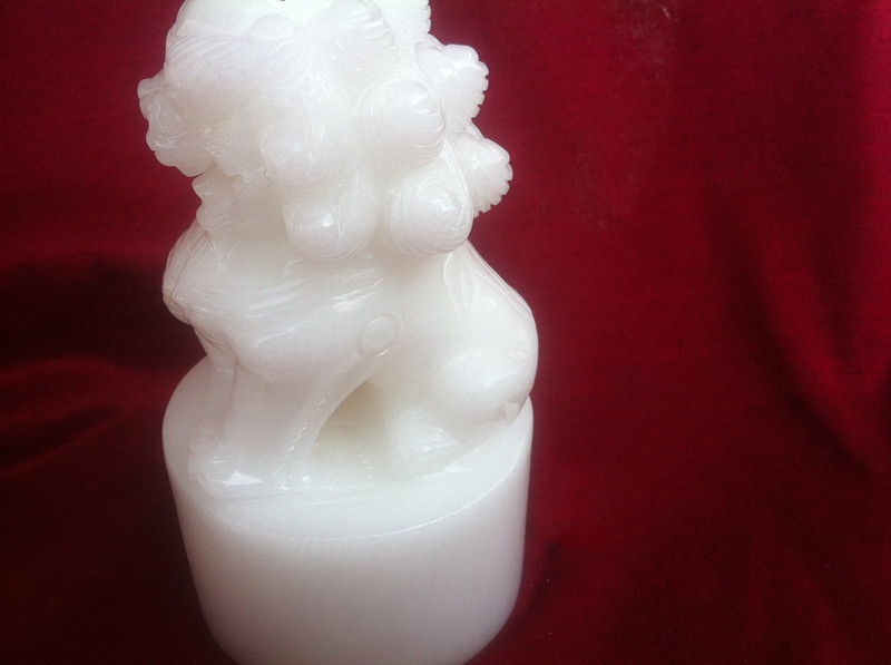 天然白玉，精雕玉獅
