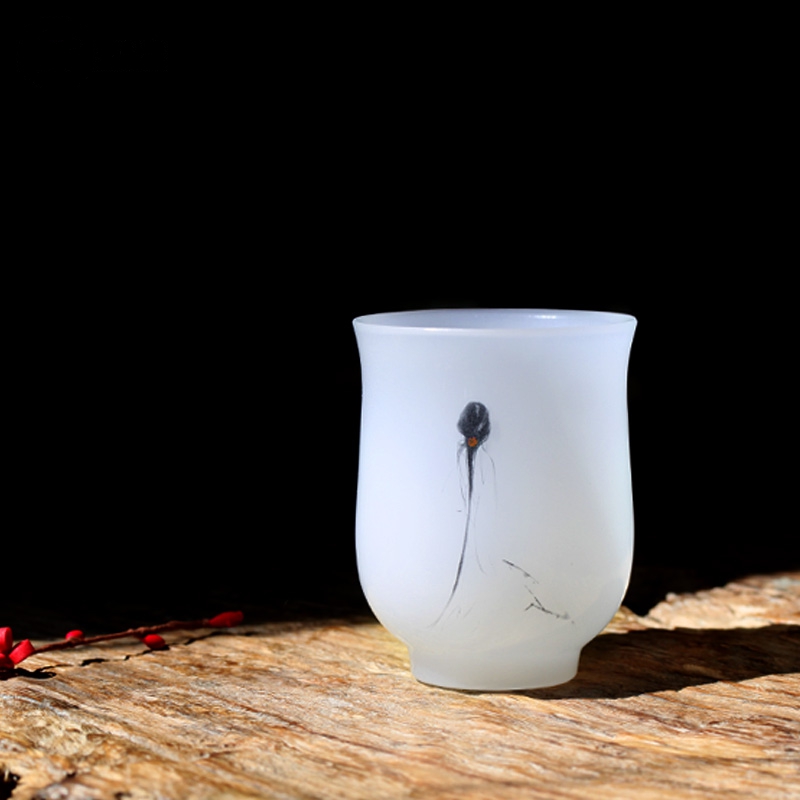 品茶聞香，白玉琉璃杯