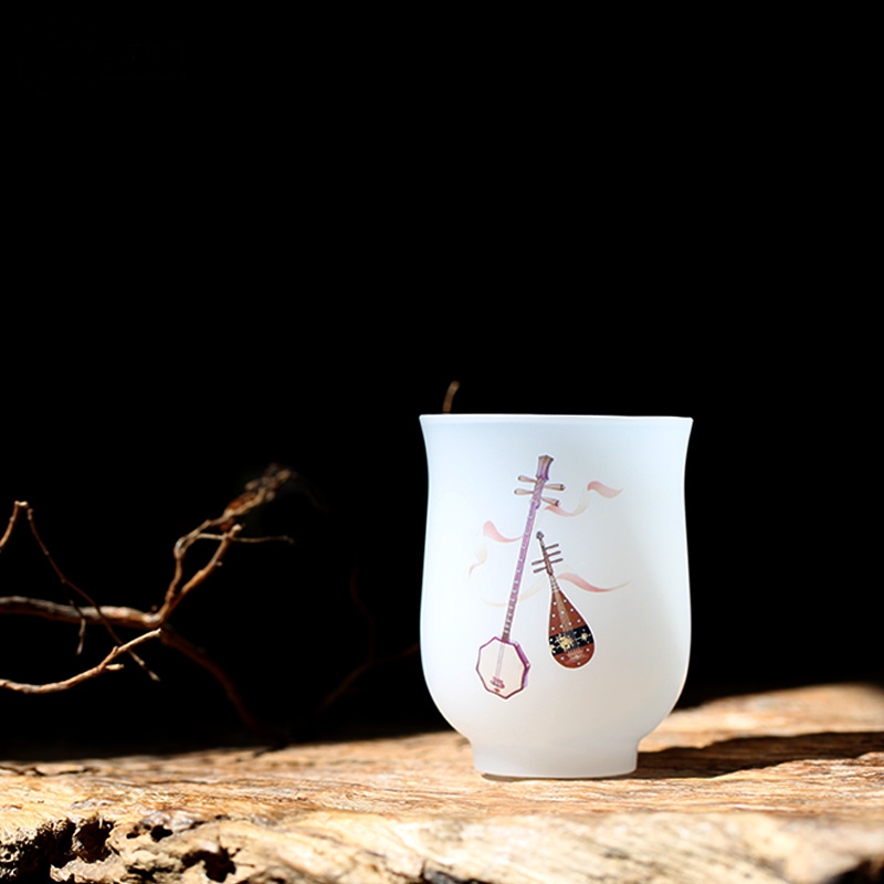 品茶聞香，白玉琉璃杯