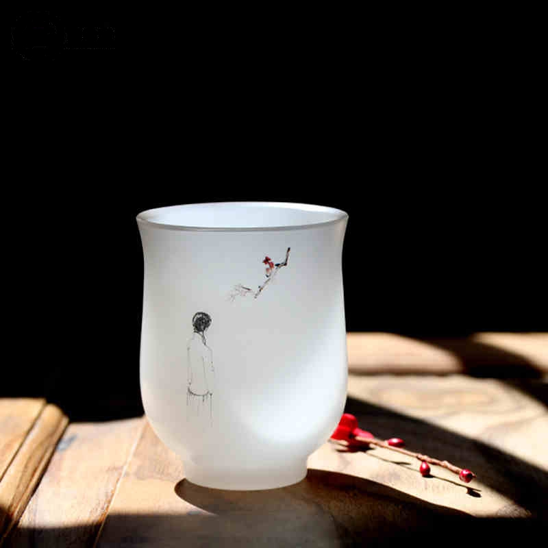 品茶聞香，白玉琉璃杯