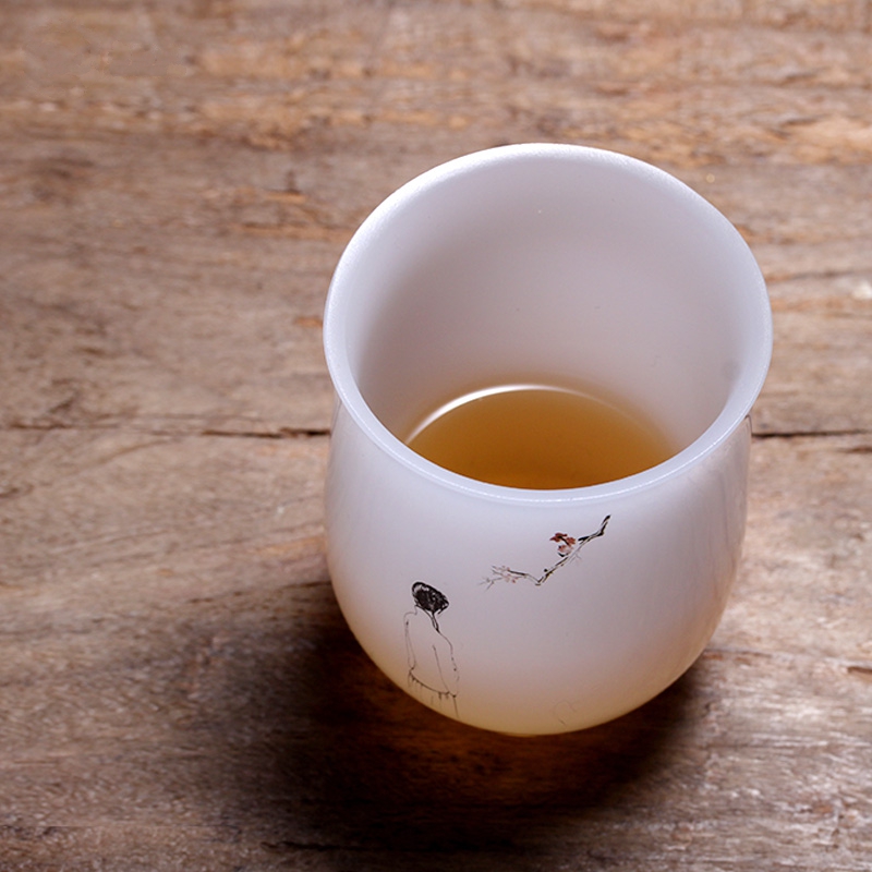 品茶聞香，白玉琉璃杯