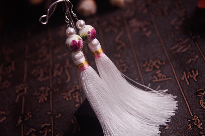 中國復(fù)古風流蘇珍珠耳環(huán)