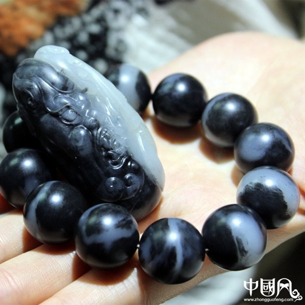 和田玉手串，顆顆黑白分明一線天