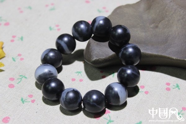 和田玉手串，顆顆黑白分明一線天