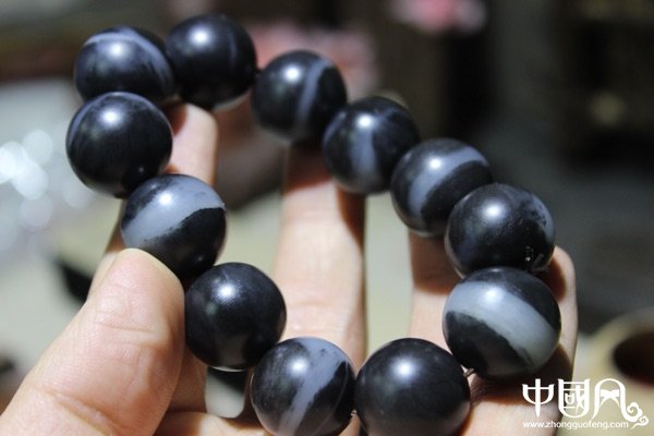 和田玉手串，顆顆黑白分明一線天
