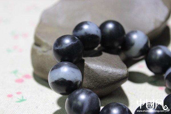 和田玉手串，顆顆黑白分明一線天