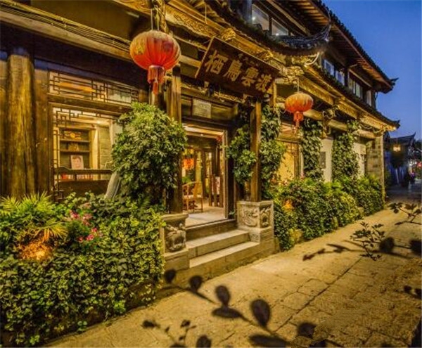 大理『云渡客?！? src="/yuedu/d/file/bigpic/190404/04/5-1F42GA121.jpg" / data-0Csu="WGwOp0"></p>
<p data-qp8X="2fM5Fd">
	　　電影中那堵寫上耿浩和小雨名字的墻已經(jīng)不在了，夜色酒吧也是當(dāng)時(shí)拍電影臨時(shí)搭起來的，沒有電影里嘈雜混亂。還記得這個(gè)劇中這個(gè)樓梯么?隱藏在龍龕碼頭的云渡客棧連招牌都沒有，不易找到，車子好不容易才拐進(jìn)去。這里非常安靜，是休憩發(fā)呆得好地方。</p>
<p style="text-align: center;" data-3NQk="3uWRMb">
	<img alt=