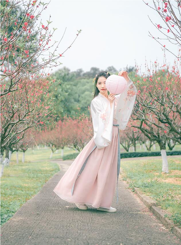 漢服 珠絡繡花交領大袖齊腰襦裙